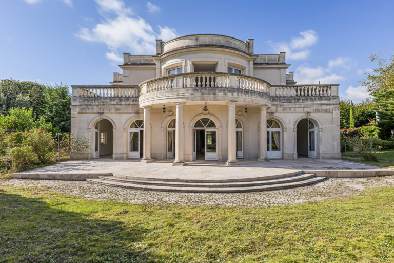 villa 11 Rooms for sale on ST MAUR DES FOSSES (94210)